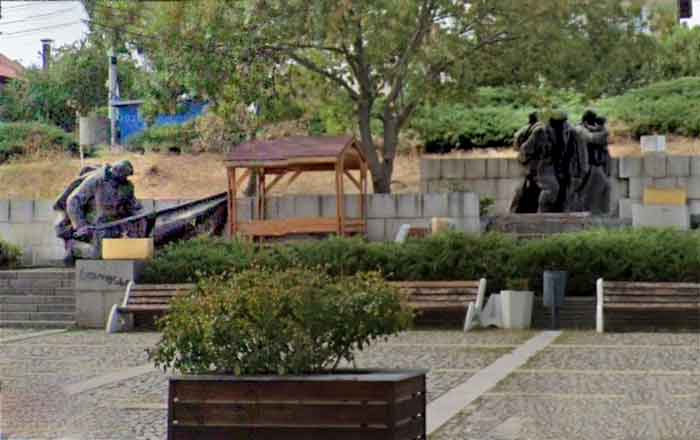 Мемориал-паметник нагероите паднали през Балканската и Първата световна война в с. Подгумер;