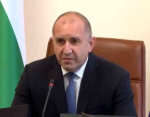 Радев е на летище „Доброславци“